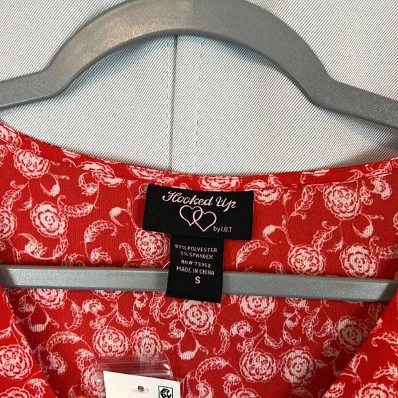 New Hooked Up V-Neck Brand Button Up Peplum Top Size Small - Picture 3 of 5
